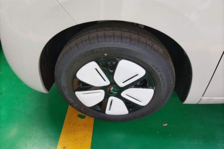 Used Wuling Hongguang MINIEV 2025 Four-Door Version Advanced Edition Left Front Wheel Hub