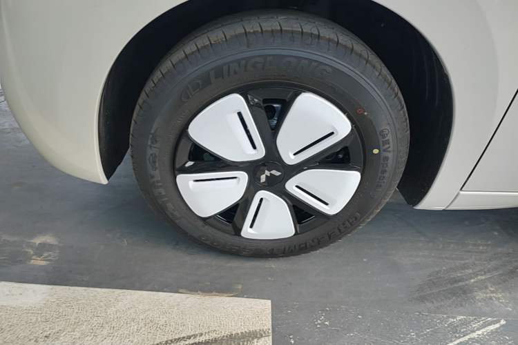 Used Wuling Hongguang MINIEV 2025 Four-Door Version Advanced Edition Left Front Wheel Hub