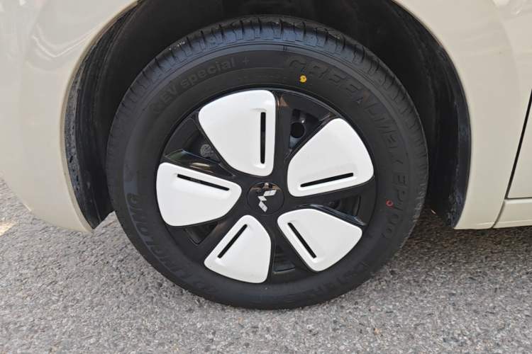 Used Wuling Hongguang MINIEV 2025 Four-Door Version Advanced Edition Left Front Wheel Hub