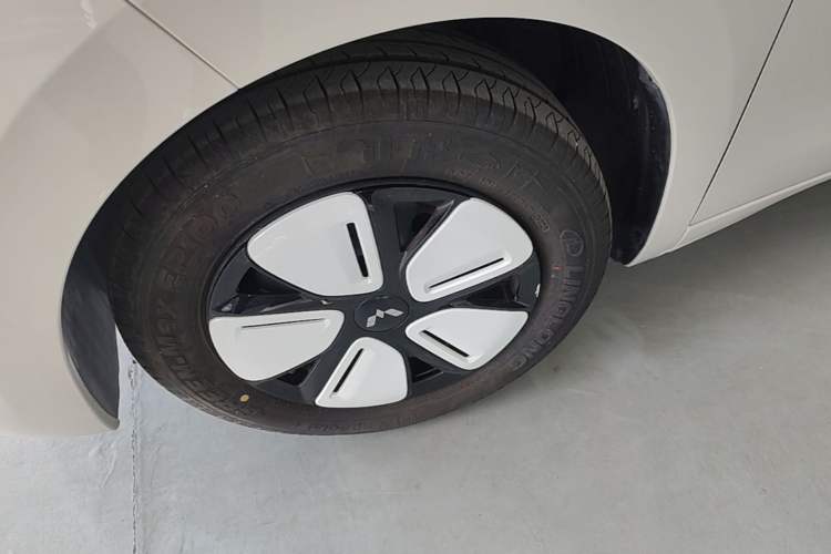 Used Wuling Hongguang MINIEV 2025 Four-Door Version Advanced Edition Left Front Wheel Hub