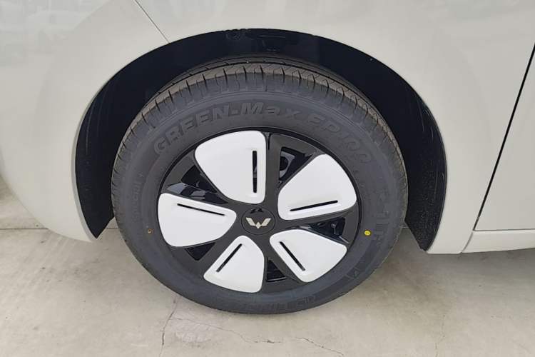 Used Wuling Hongguang MINIEV 2025 Four-Door Version Advanced Edition Left Front Wheel Hub