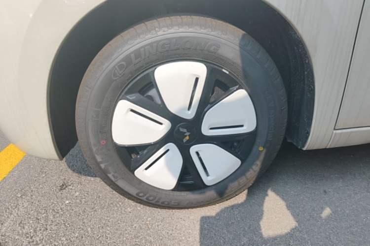 Used Wuling Hongguang MINIEV 2025 Four-Door Version Advanced Edition Left Front Wheel Hub