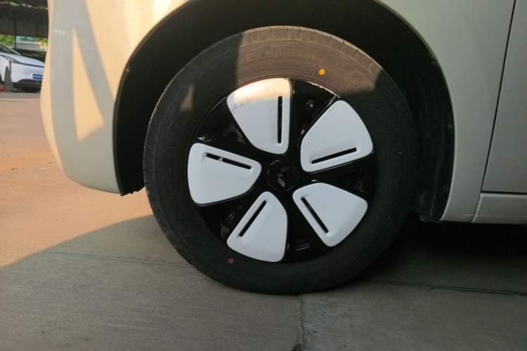 Used Wuling Hongguang MINIEV 2025 Four-Door Version Advanced Edition Left Front Wheel Hub
