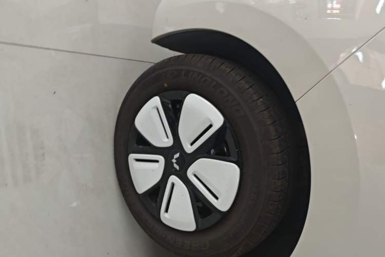 Used Wuling Hongguang MINIEV 2025 Four-Door Version Advanced Edition Left Front Wheel Hub