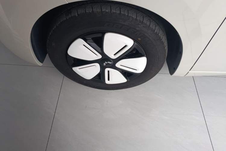 Used Wuling Hongguang MINIEV 2025 Four-Door Version Advanced Edition Left Front Wheel Hub