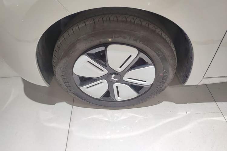 Used Wuling Hongguang MINIEV 2025 Four-Door Version Advanced Edition Left Front Wheel Hub