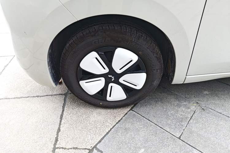 Used Wuling Hongguang MINIEV 2025 Four-Door Version Advanced Edition Left Front Wheel Hub