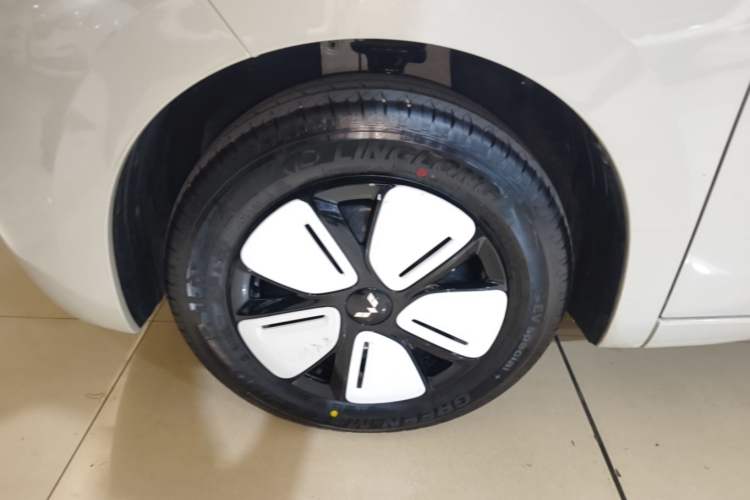 Used Wuling Hongguang MINIEV 2025 Four-Door Version Advanced Edition Left Front Wheel Hub
