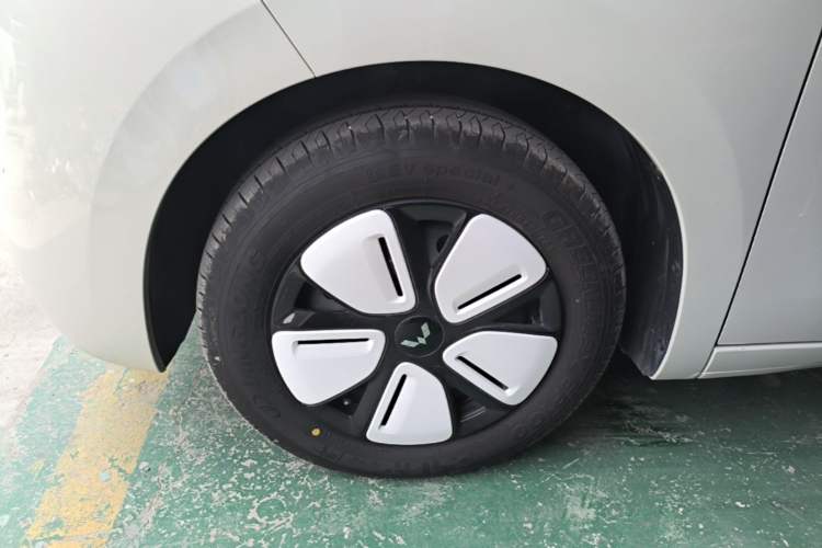 Used Wuling Hongguang MINIEV 2025 Four-Door Version Advanced Edition Left Front Wheel Hub