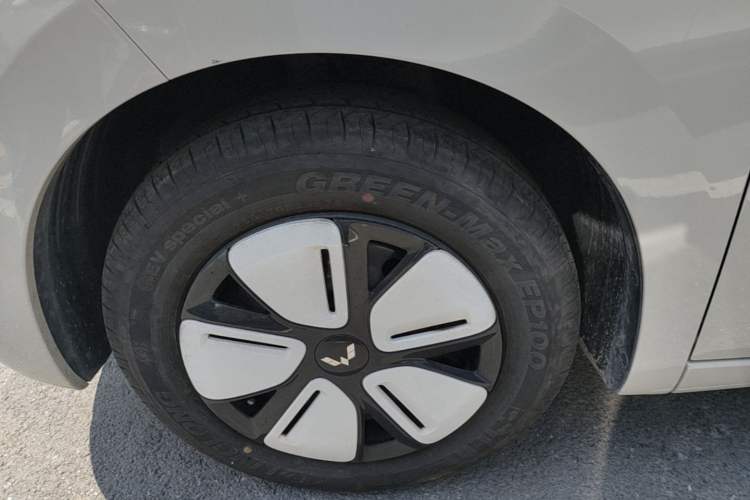 Used Wuling Hongguang MINIEV 2025 Four-Door Version Advanced Edition Left Front Wheel Hub
