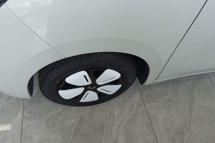 Used Wuling Hongguang MINIEV 2025 Four-Door Version Advanced Edition Left Front Wheel Hub