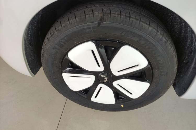 Used Wuling Hongguang MINIEV 2025 Four-Door Version Advanced Edition Left Front Wheel Hub