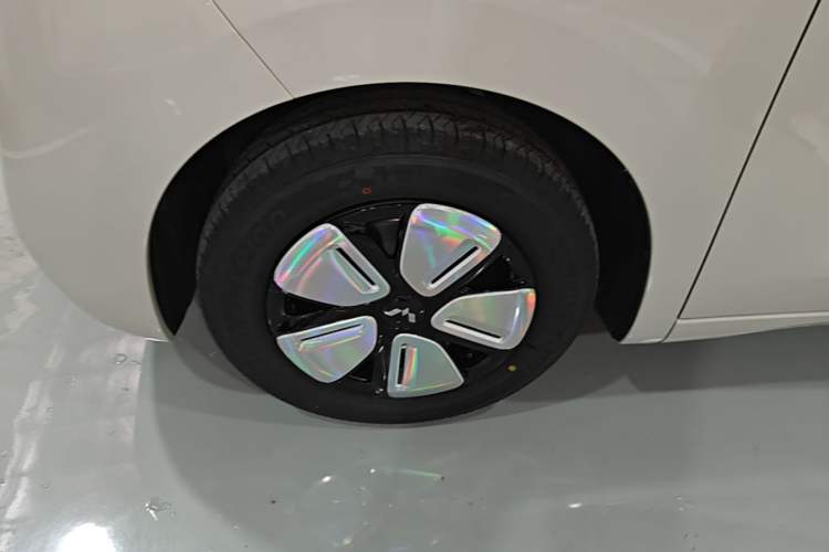 Used Wuling Hongguang MINIEV 2025 Four-Door Version Zhenxiang+ Edition Left Front Wheel Hub