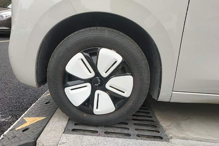 Used Wuling Hongguang MINIEV 2025 Four-Door Version Advanced Edition Left Front Wheel Hub