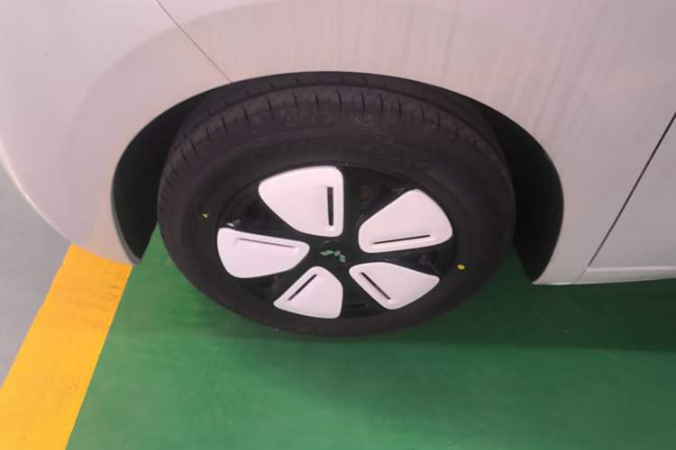 Used Wuling Hongguang MINIEV 2025 Four-Door Version Advanced Edition Left Front Wheel Hub