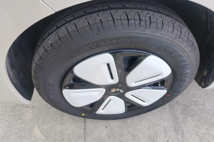 Used Wuling Hongguang MINIEV 2025 Four-Door Version Advanced Edition Left Front Wheel Hub