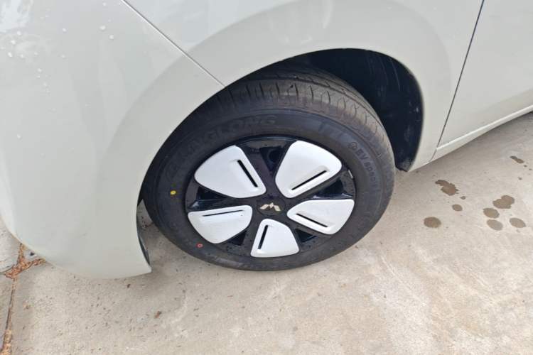 Used Wuling Hongguang MINIEV 2025 Four-Door Version Advanced Edition Left Front Wheel Hub