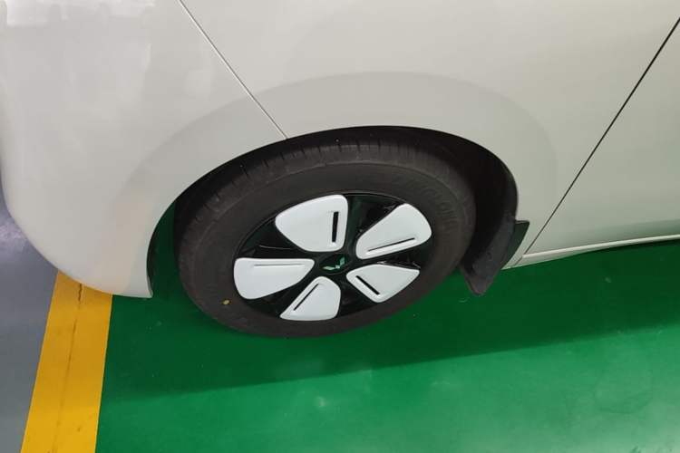 Used Wuling Hongguang MINIEV 2025 Four-Door Version Advanced Edition Left Front Wheel Hub