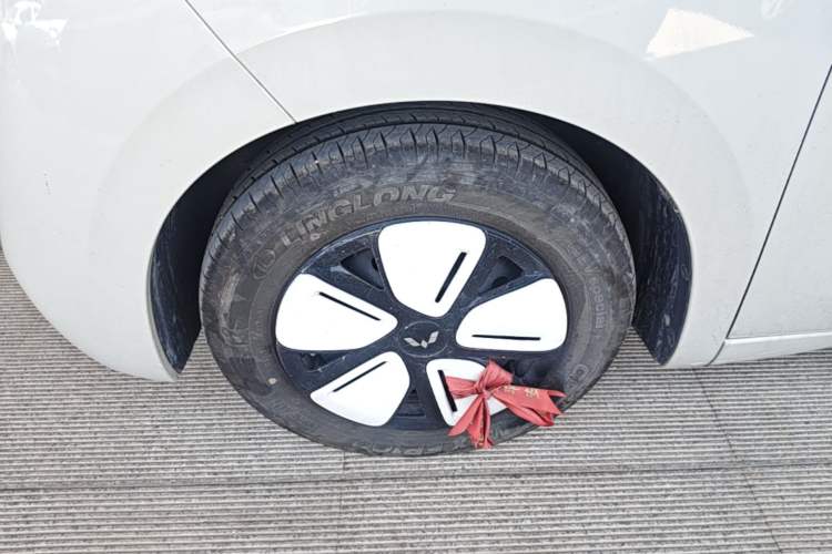 Used Wuling Hongguang MINIEV 2025 Four-Door Version Advanced Edition Left Front Wheel Hub