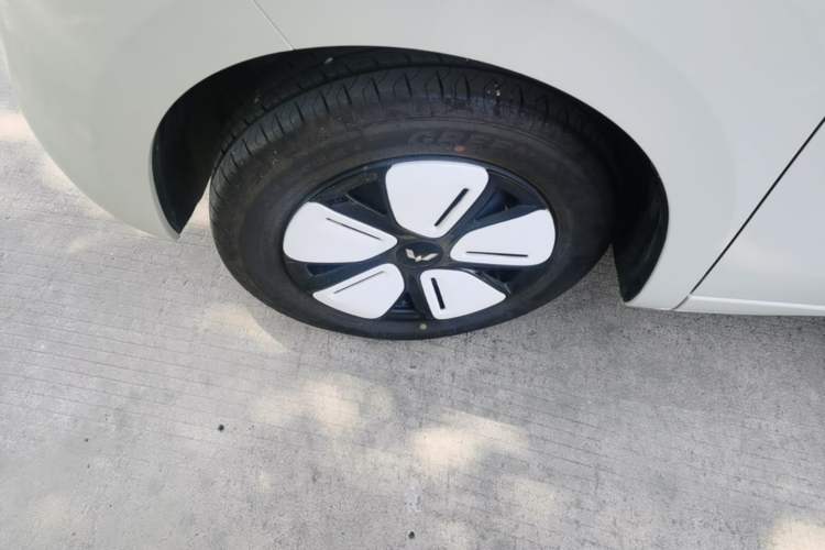 Used Wuling Hongguang MINIEV 2025 Four-Door Version Advanced Edition Left Front Wheel Hub