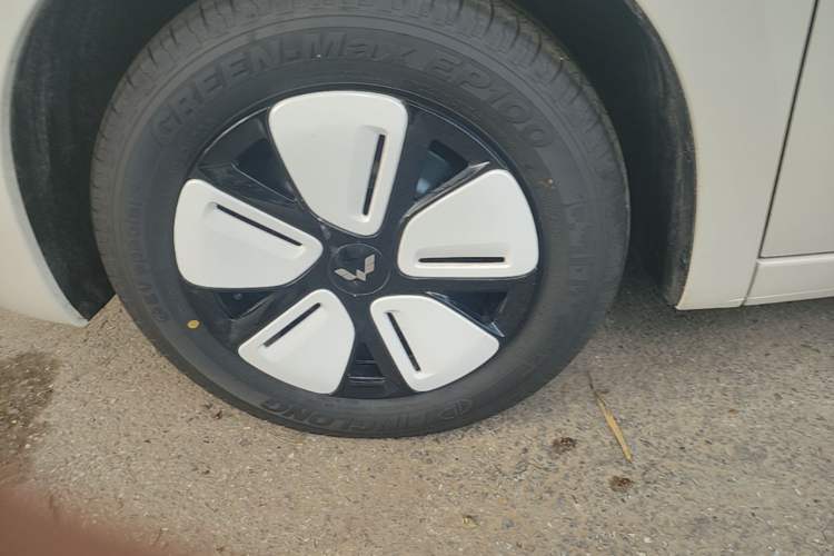 Used Wuling Hongguang MINIEV 2025 Four-Door Version Advanced Edition Left Front Wheel Hub