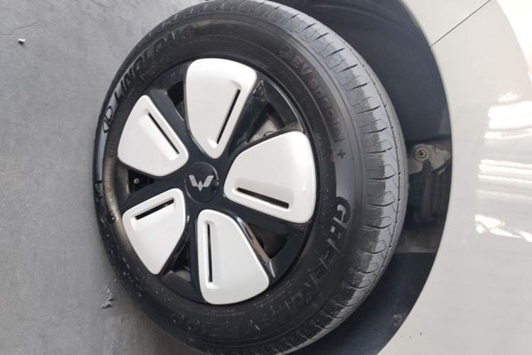 Used Wuling Hongguang MINIEV 2025 Four-Door Version Zhenxiang+ Edition Left Front Wheel Hub