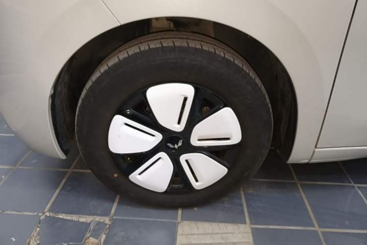 Used Wuling Hongguang MINIEV 2025 Four-Door Version Advanced Edition Left Front Wheel Hub
