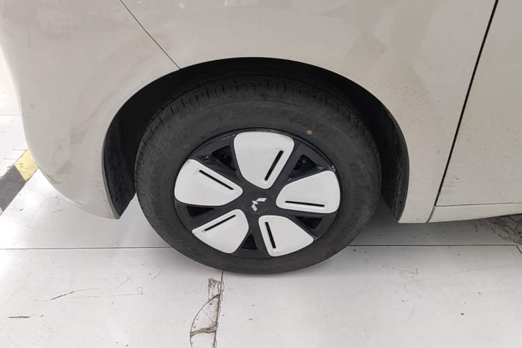 Used Wuling Hongguang MINIEV 2025 Four-Door Version Advanced Edition Left Front Wheel Hub