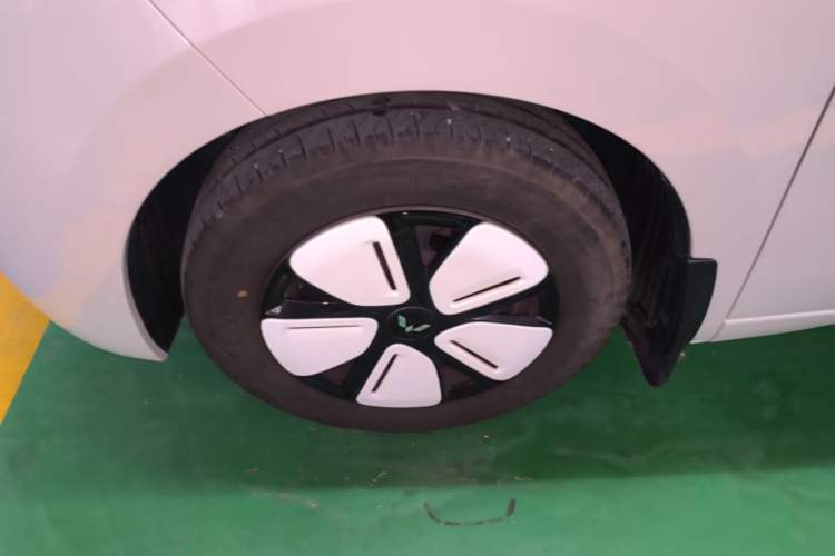 Used Wuling Hongguang MINIEV 2025 Four-Door Version Advanced Edition Left Front Wheel Hub