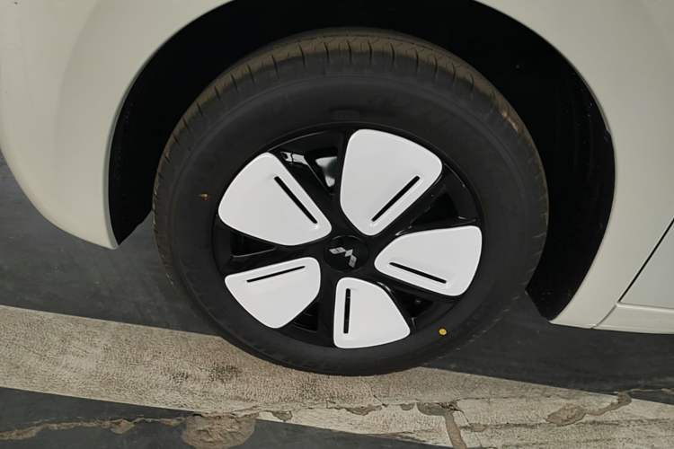 Used Wuling Hongguang MINIEV 2025 Four-Door Version Advanced Edition Left Front Wheel Hub