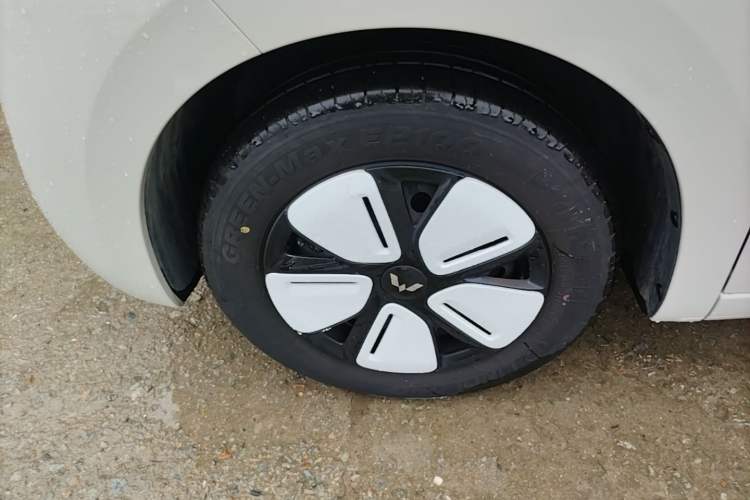 Used Wuling Hongguang MINIEV 2025 Four-Door Version Advanced Edition Left Front Wheel Hub
