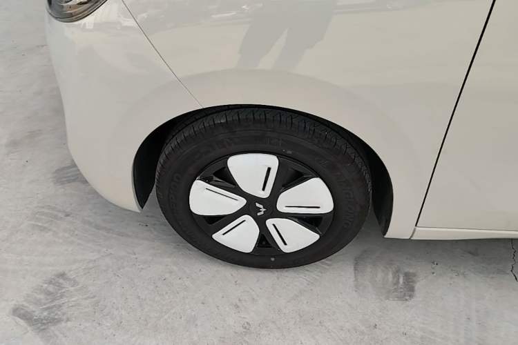 Used Wuling Hongguang MINIEV 2025 Four-Door Version Zhenxiang+ Edition Left Front Wheel Hub