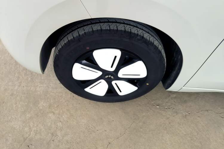 Used Wuling Hongguang MINIEV 2025 Four-Door Version Zhenxiang+ Edition Left Front Wheel Hub