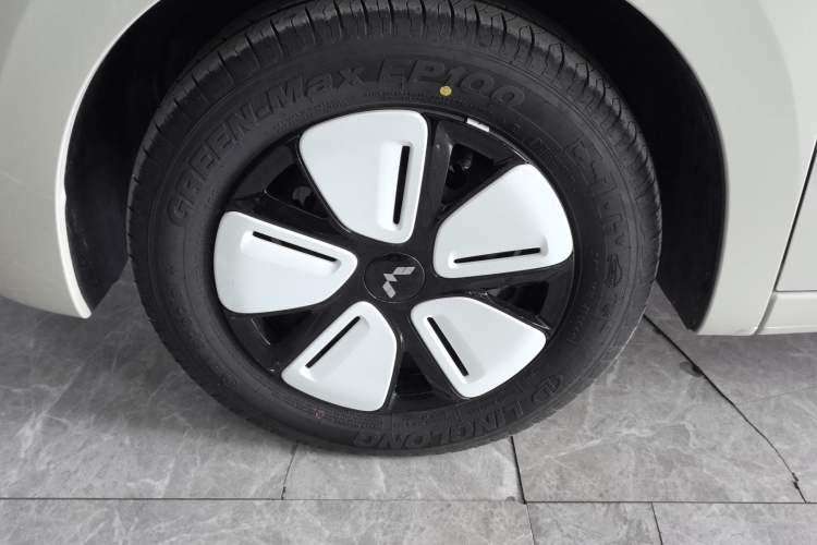 Used Wuling Hongguang MINIEV 2025 Four-Door Version Advanced Edition Left Front Wheel Hub