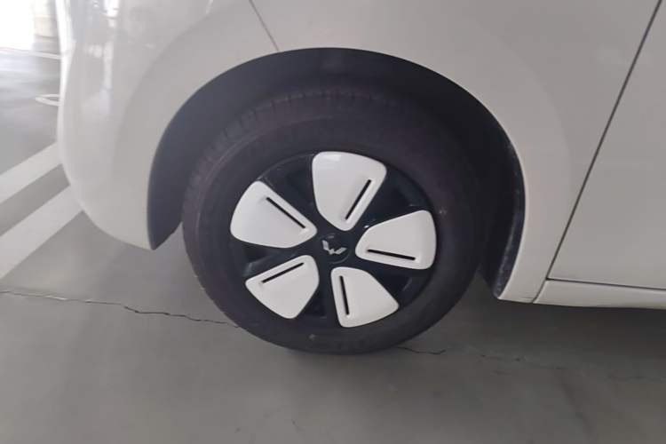 Used Wuling Hongguang MINIEV 2025 Four-Door Version Premium Edition Left Front Wheel Hub