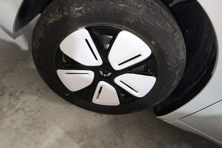 Used Wuling Hongguang MINIEV 2025 Four-Door Version Advanced Edition Left Front Wheel Hub