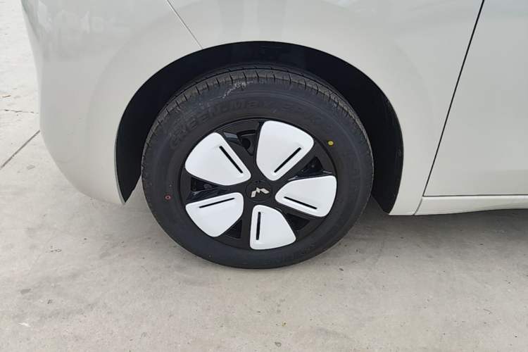 Used Wuling Hongguang MINIEV 2025 Four-Door Version Advanced Edition Left Front Wheel Hub