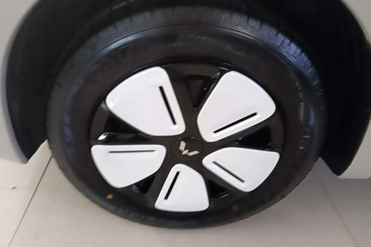 Used Wuling Hongguang MINIEV 2025 Four-Door Version Advanced Edition Left Front Wheel Hub