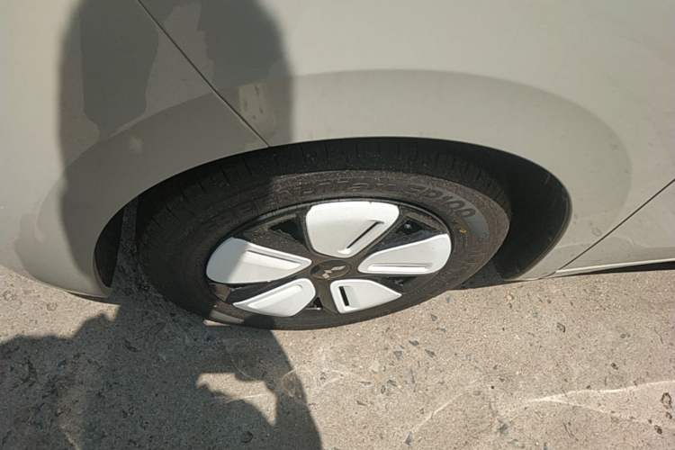 Used Wuling Hongguang MINIEV 2025 Four-Door Version Advanced Edition Left Front Wheel Hub