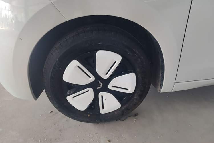 Used Wuling Hongguang MINIEV 2025 Four-Door Version Premium Edition Left Front Wheel Hub
