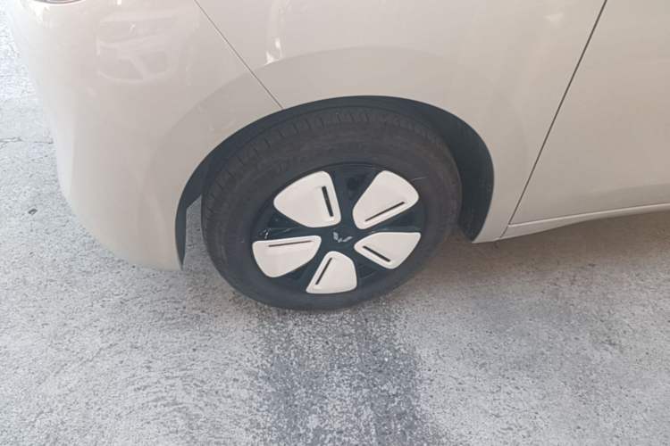 Used Wuling Hongguang MINIEV 2025 Four-Door Version Advanced Edition Left Front Wheel Hub