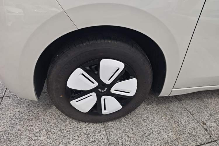 Used Wuling Hongguang MINIEV 2025 Four-Door Version Advanced Edition Left Front Wheel Hub