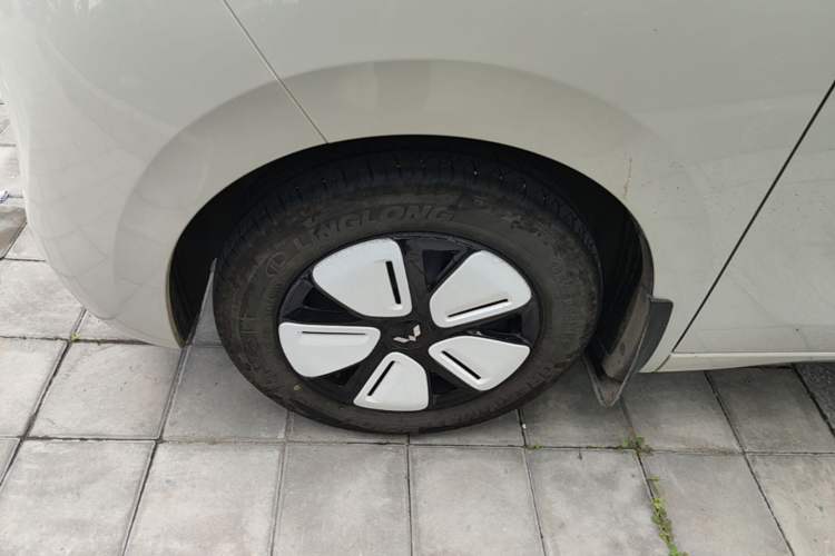 Used Wuling Hongguang MINIEV 2025 Four-Door Version Advanced Edition Left Front Wheel Hub