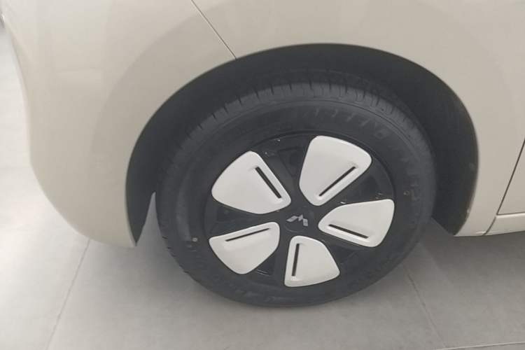Used Wuling Hongguang MINIEV 2025 Four-Door Version Premium Edition Left Front Wheel Hub