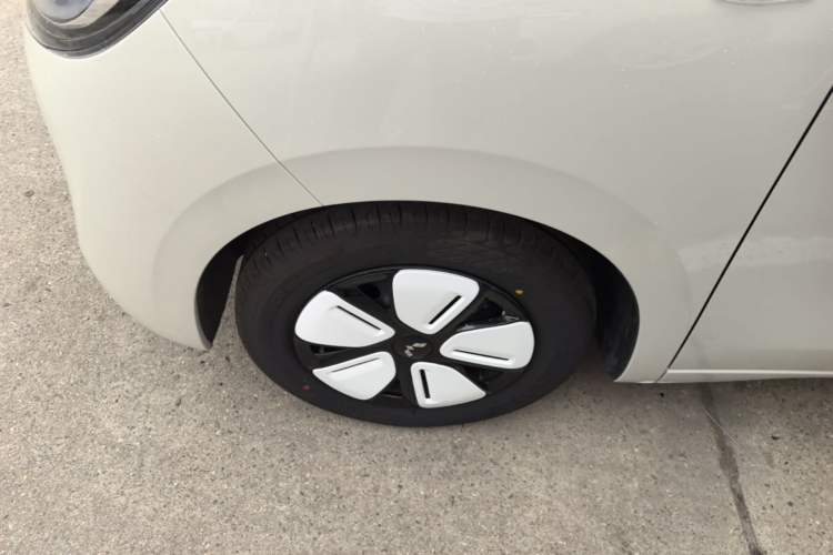 Used Wuling Hongguang MINIEV 2025 Four-Door Version Advanced Edition Left Front Wheel Hub