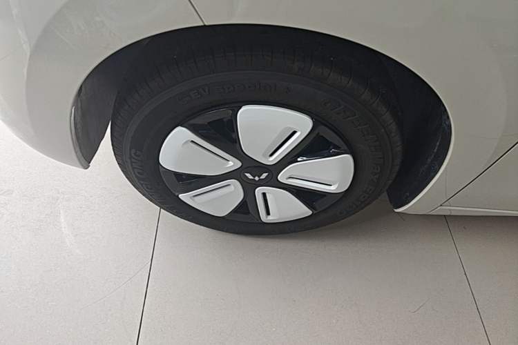 Used Wuling Hongguang MINIEV 2025 Four-Door Version Advanced Edition Left Front Wheel Hub
