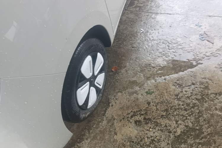 Used Wuling Hongguang MINIEV 2025 Four-Door Version Advanced Edition Left Front Wheel Hub