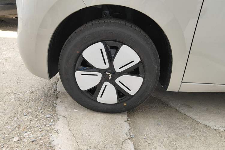 Used Wuling Hongguang MINIEV 2025 Four-Door Version Advanced Edition Left Front Wheel Hub