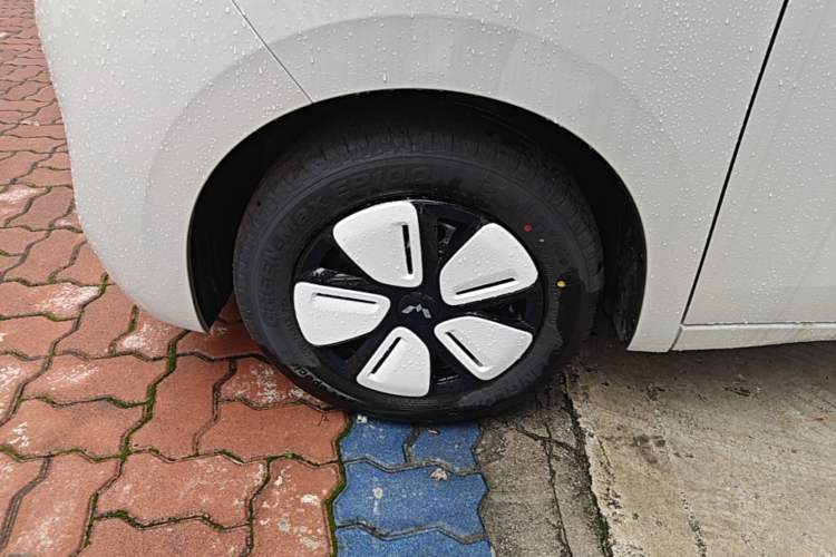 Used Wuling Hongguang MINIEV 2025 Four-Door Version Advanced Edition Left Front Wheel Hub