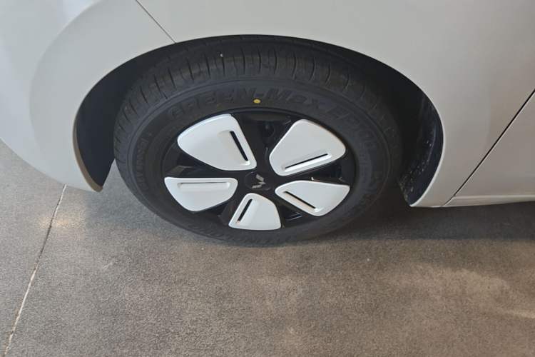 Used Wuling Hongguang MINIEV 2025 Four-Door Version Advanced Edition Left Front Wheel Hub